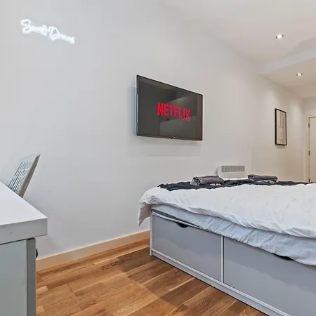 Spacious Flat - Sleeps 8 - Centre *