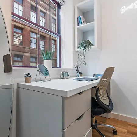 Spacious Flat - Sleeps 8 - Centre * Leeds