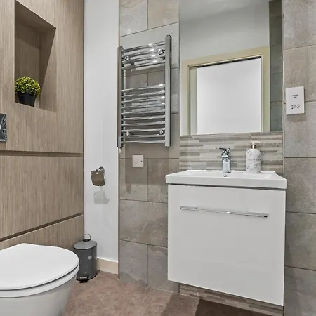 Spacious Flat - Sleeps 8 - Centre