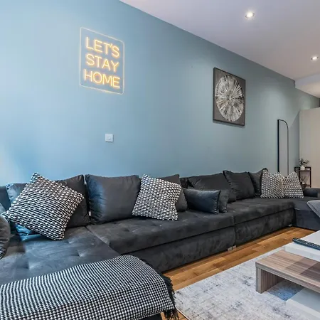 Spacious Flat - Sleeps 8 - Centre *