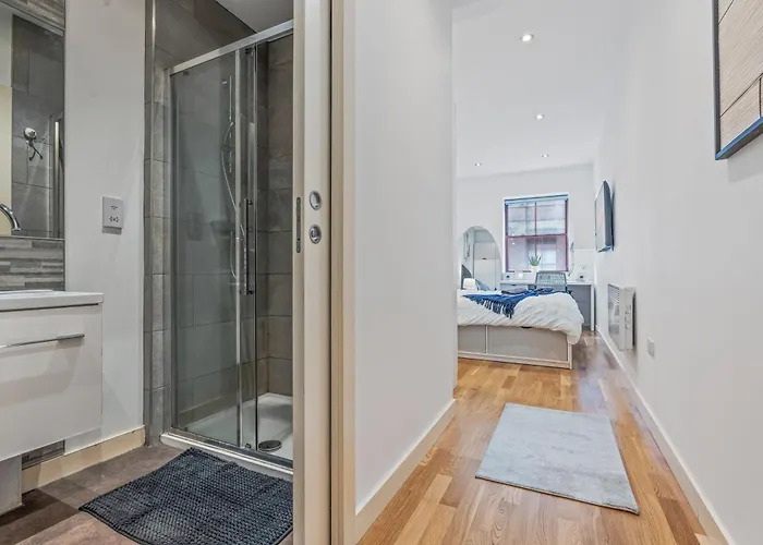 Spacious Flat - Sleeps 8 - Centre Leeds (West Yorkshire)