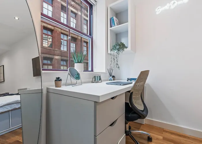 Spacious Flat - Sleeps 8 - Centre * Leeds (West Yorkshire)