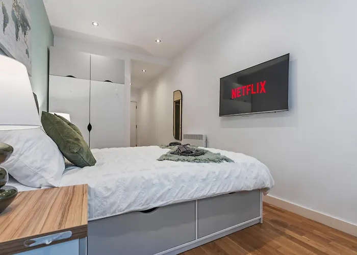 Spacious Flat - Sleeps 8 - Centre * Leeds (West Yorkshire)