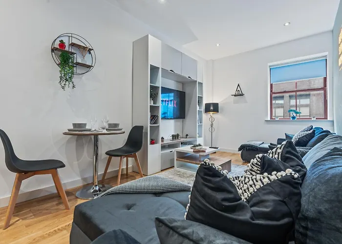 Spacious Flat - Sleeps 8 - Centre