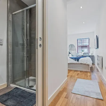 Spacious Flat - Sleeps 8 - Centre 리즈