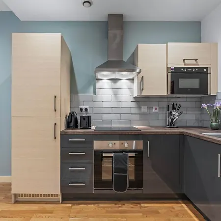 Spacious Flat - Sleeps 8 - Centre