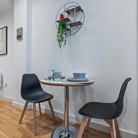 Spacious Flat - Sleeps 8 - Centre 아파트