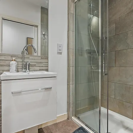 Spacious Flat - Sleeps 8 - Centre ليدز