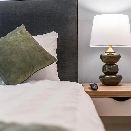 Spacious Flat - Sleeps 8 - Centre