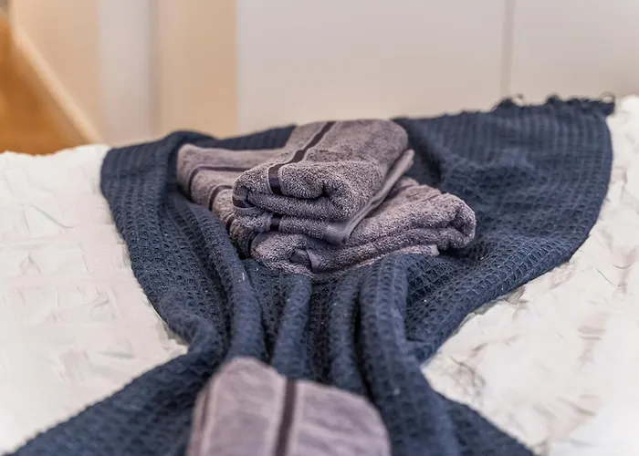 Spacious Flat - Sleeps 8 - Centre *