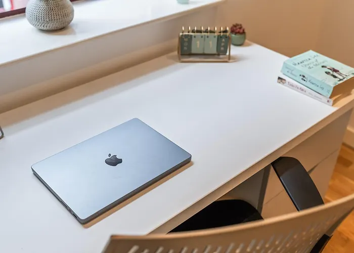 Spacious Flat - Sleeps 8 - Centre