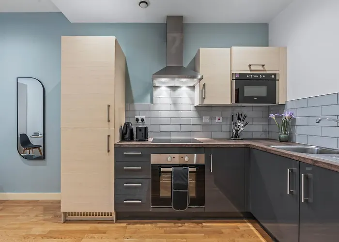 Spacious Flat - Sleeps 8 - Centre