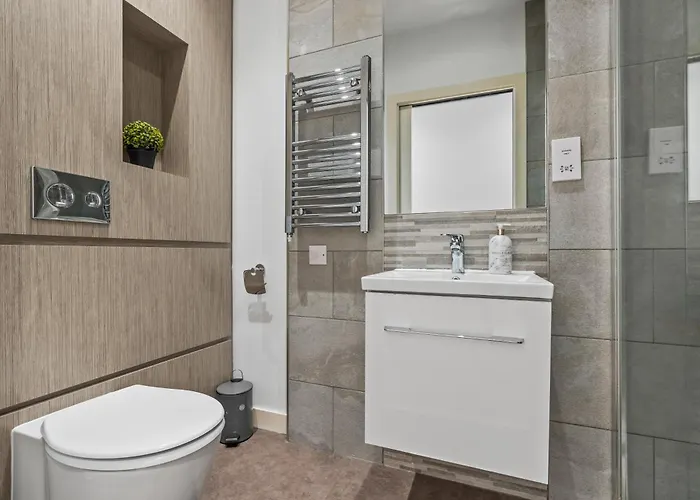 Spacious Flat - Sleeps 8 - Centre