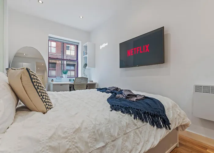 Daire Spacious Flat - Sleeps 8 - Centre *