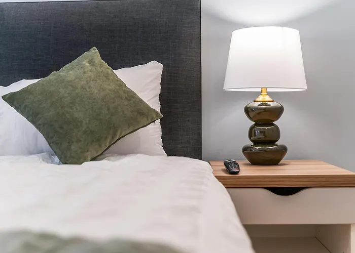 Spacious Flat - Sleeps 8 - Centre